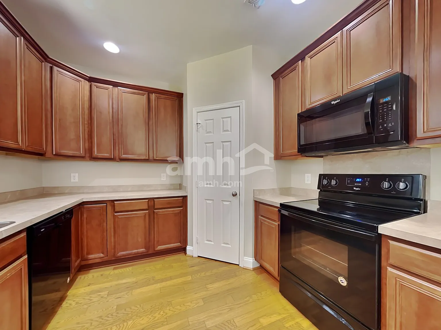 4 bed, 2.5 bath, 1920 sqft, $2,415 — Photo 3