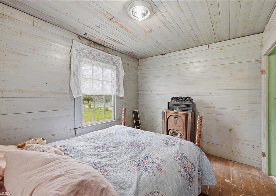 31st image of 985 Traphill Rd