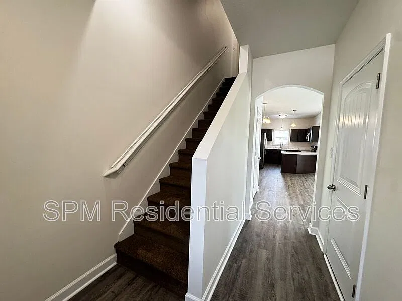3 bed, 2.5 bath, 1582 sqft, $1,700 — Photo 2