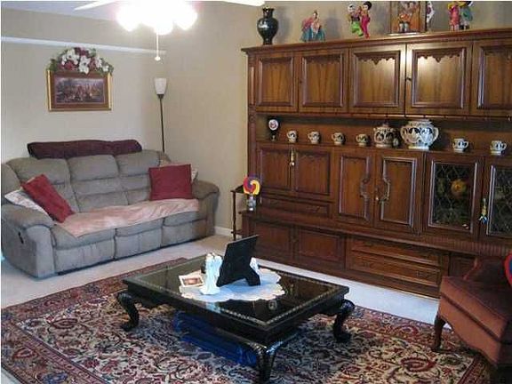 5th image of 423 Rolling Hills Dr