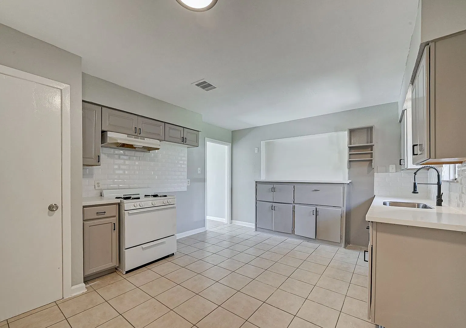 Spacious 4-Bedroom Home with 2 Bathrooms and a Large Yard in Houston! — Photo 4