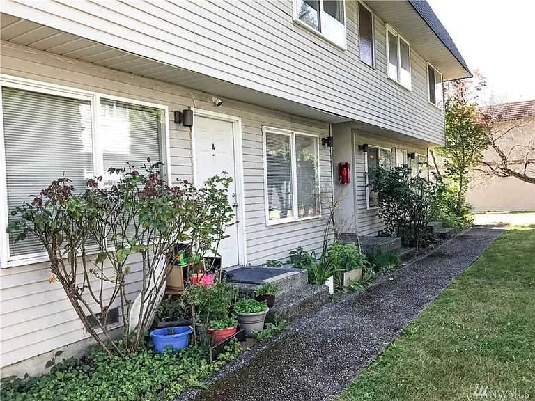 6008 202nd St SW #D — Photo 3