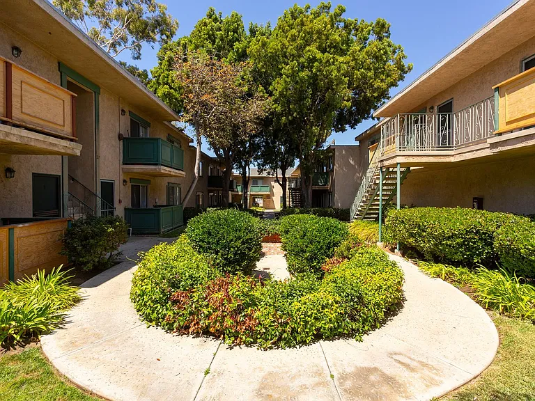 San Remo Court — Photo 9