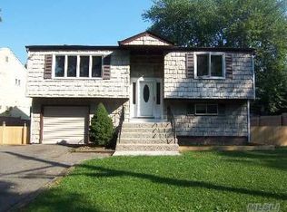 5 Leonard St, Huntington Station, NY 11746