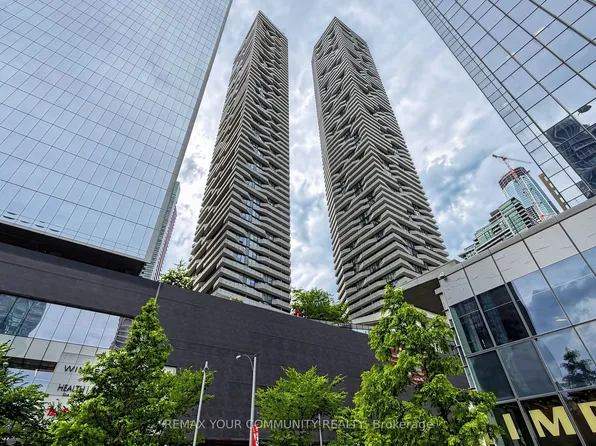 88 Harbour St #3702, Toronto, ON M5J 0C3