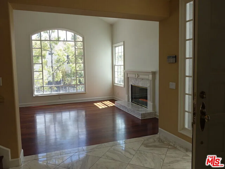4 bed, 3.5 bath, 3918 sqft, $14,950 — Photo 4