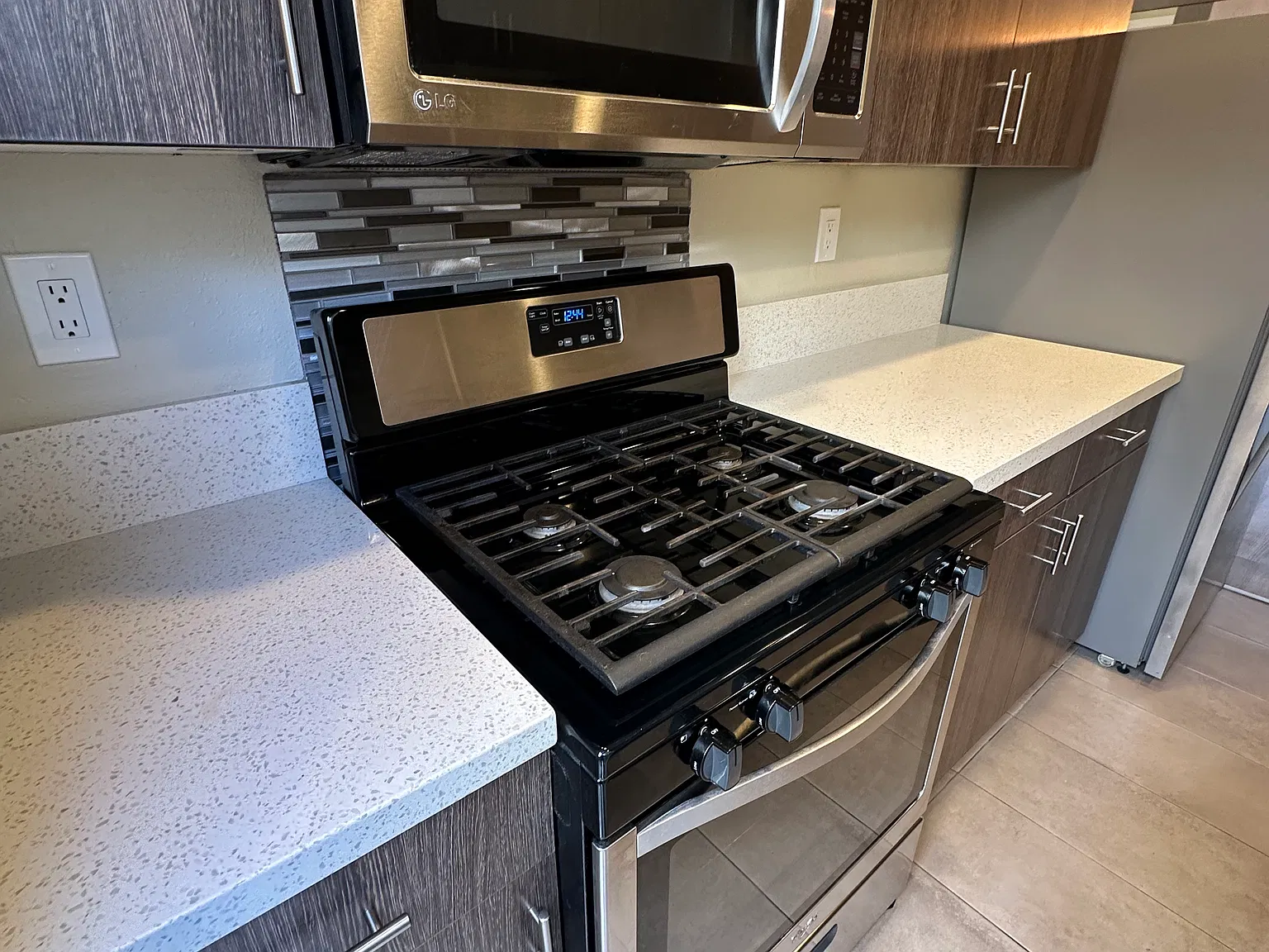 4433 Winona Ave — Photo 4