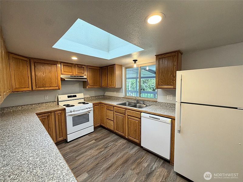 2nd image of 1615 154th Street E