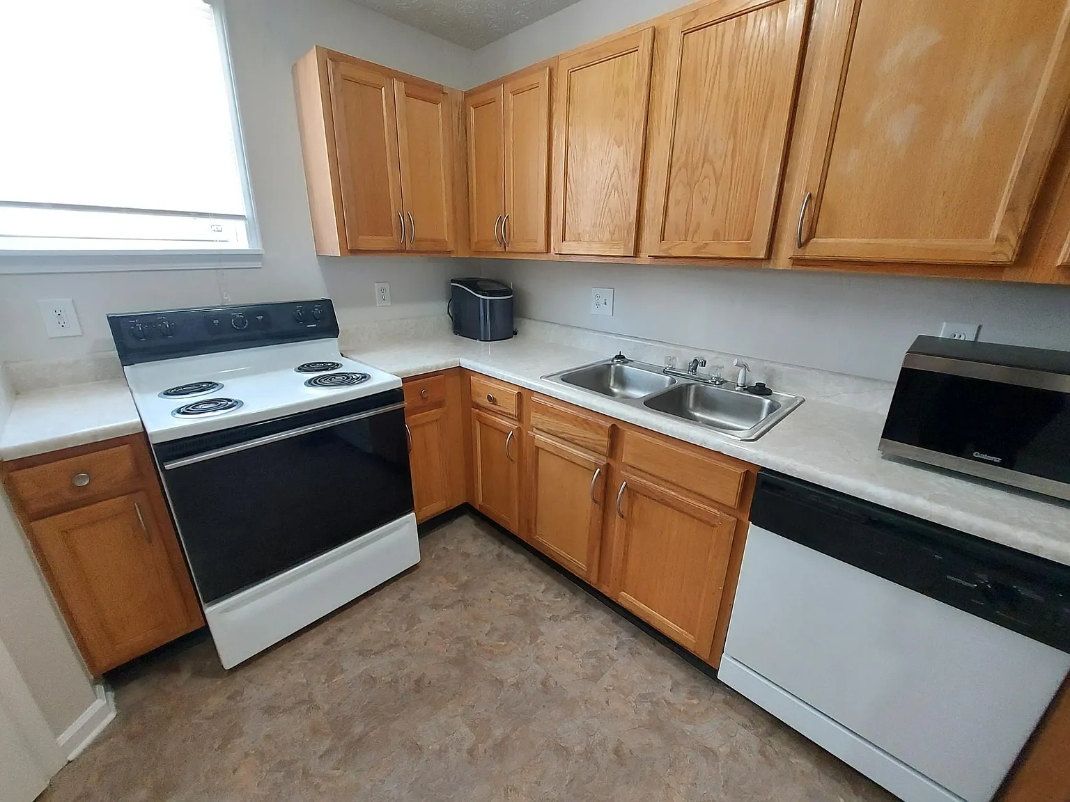 3 bed, 2.5 bath, 1965 sqft, $1,695 — Photo 3