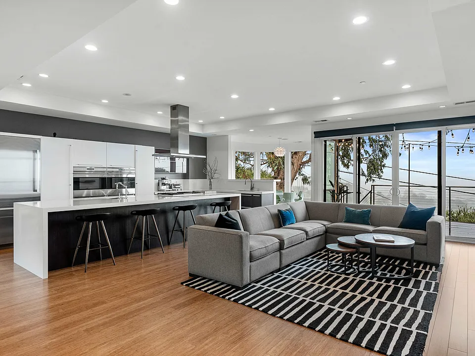 1002 Crestview Dr