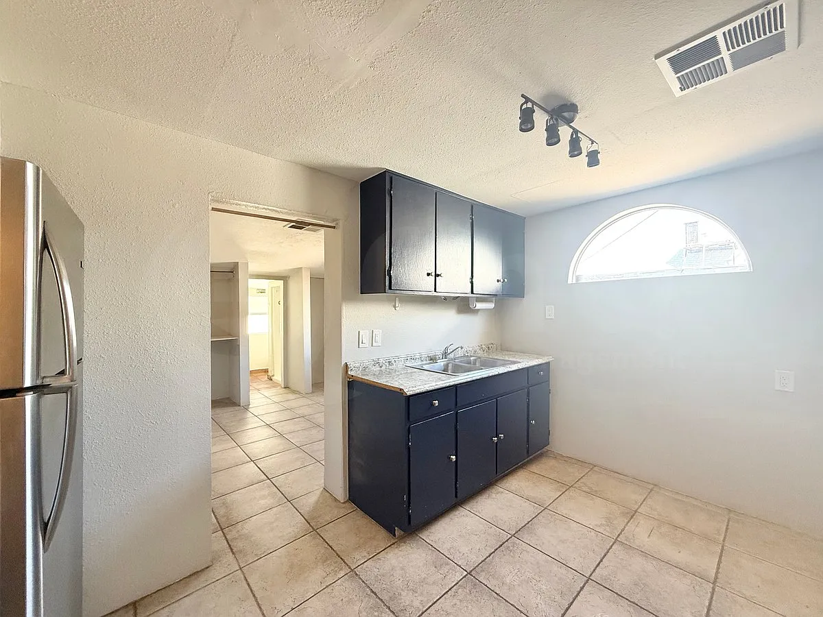 1548 W McKinley St — Photo 2