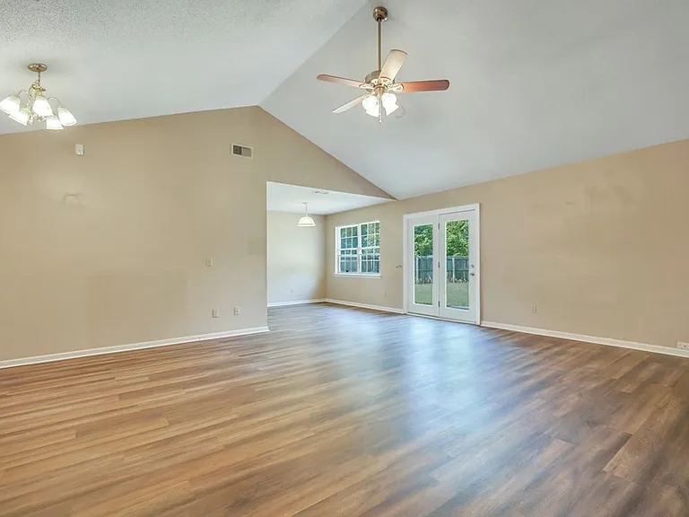 1501 Woodcrest Cir — Photo 5