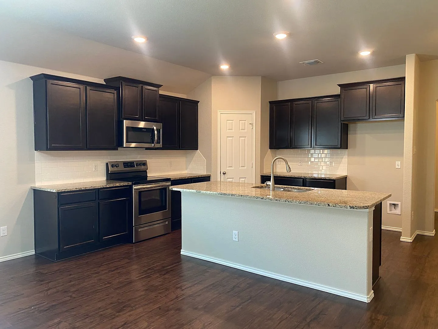 3 Bedroom Academy Isd — Photo 4