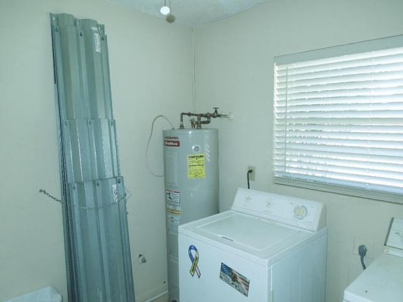 5th image of 309 NE Floresta Dr