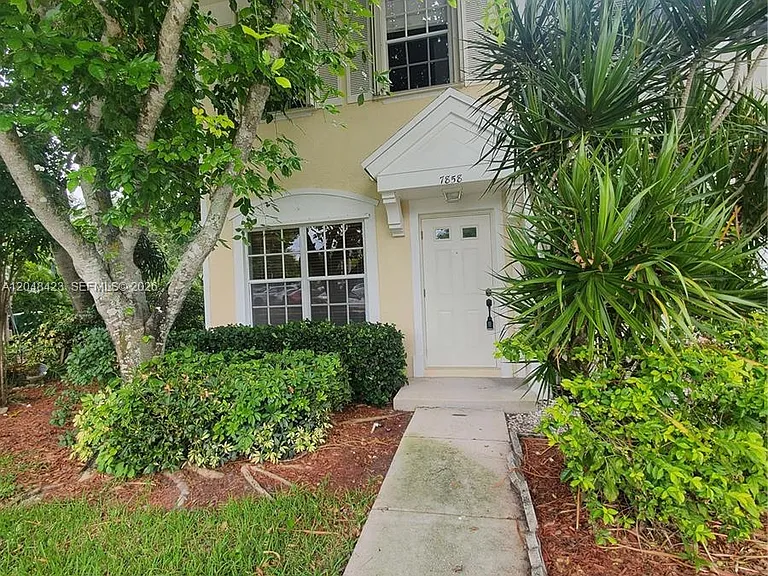 7858 Dixie Beach Cir #7858 — Photo 2