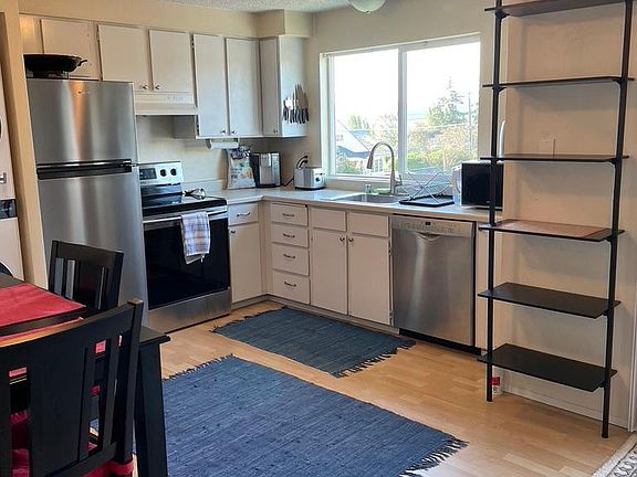 3rd image of 1930 Lawrence St Unit 5