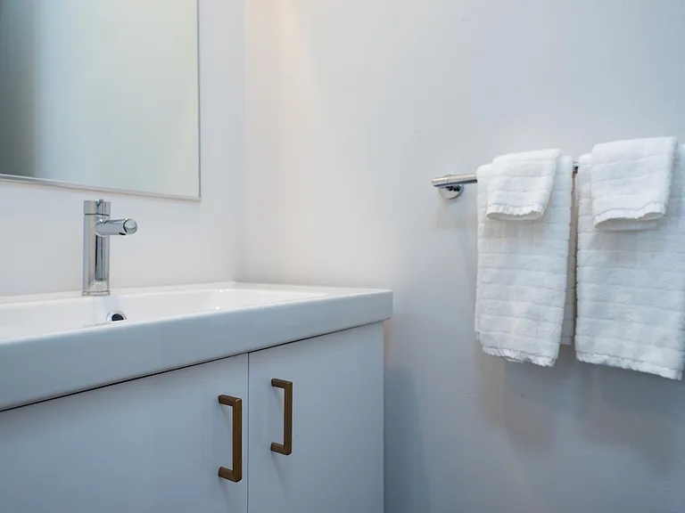 Full bath in ground floor bedroom #4 (separate outside entrance)
