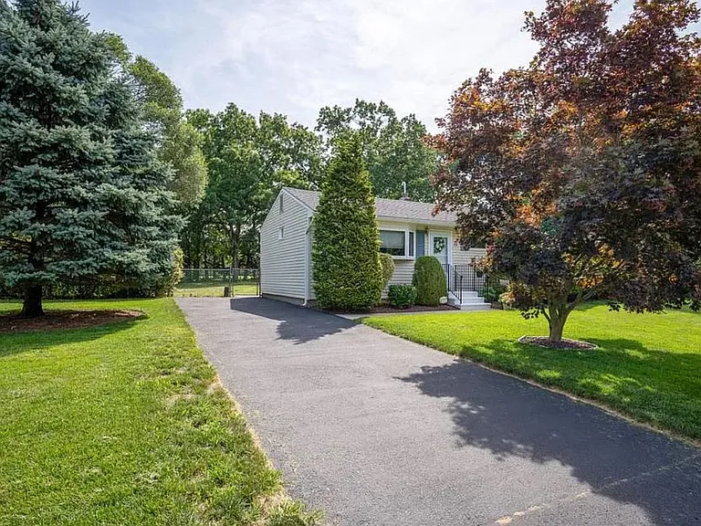 12 Blake Dr — Photo 3