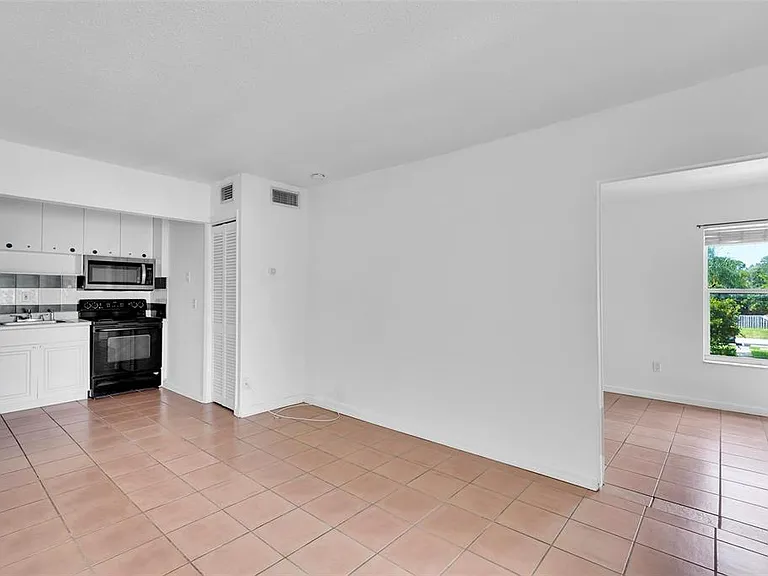 1005 SW 15th Ave #10 — Photo 10