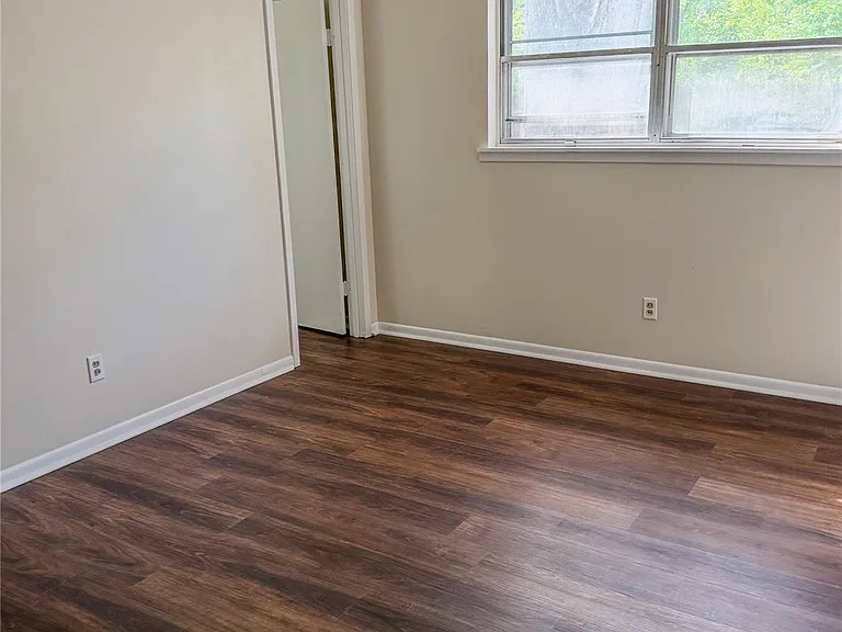 109 Lakeway Dr — Photo 11