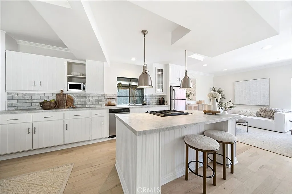 3 bed, 2.5 bath, 2026 sqft, $8,000 — Photo 4