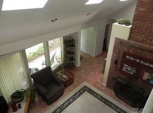 7 Copper Beech Pl, Merrick, NY 11566