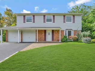 10 E Gate Dr, Mount Sinai, NY 11766