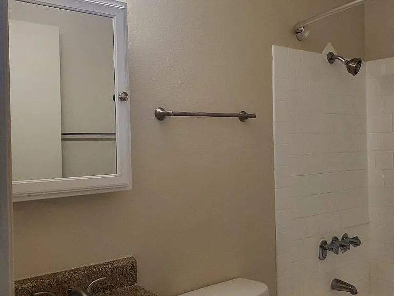 Emerald Gardens Apartments — Photo 7