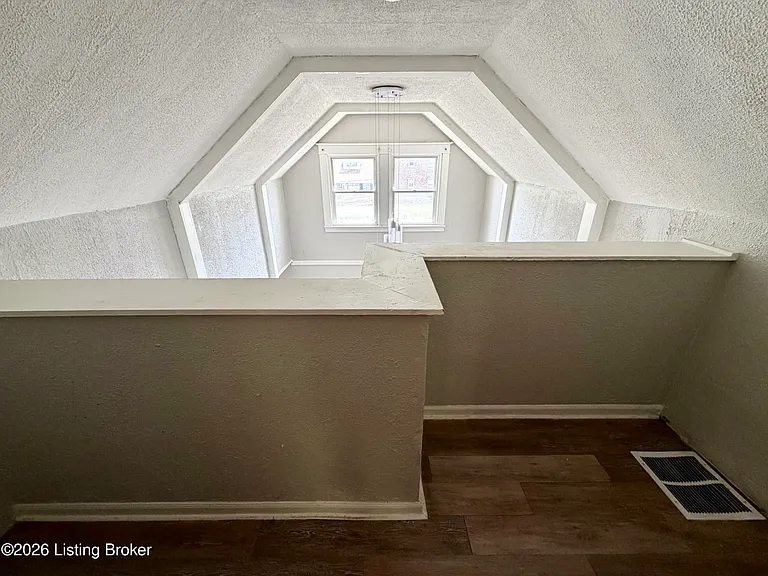 1456 Beech St — Photo 11