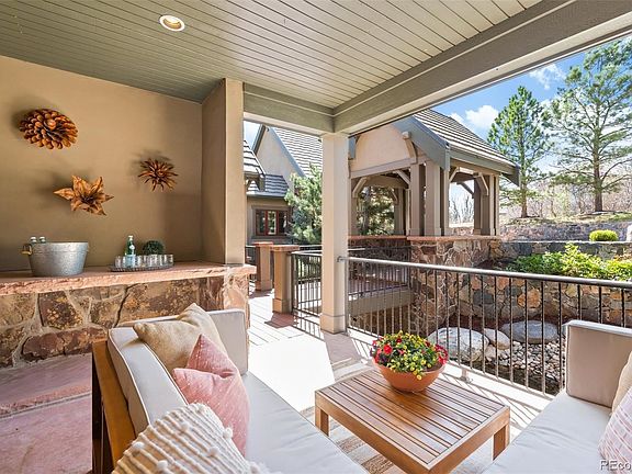 4th image of 779 Capilano Ct