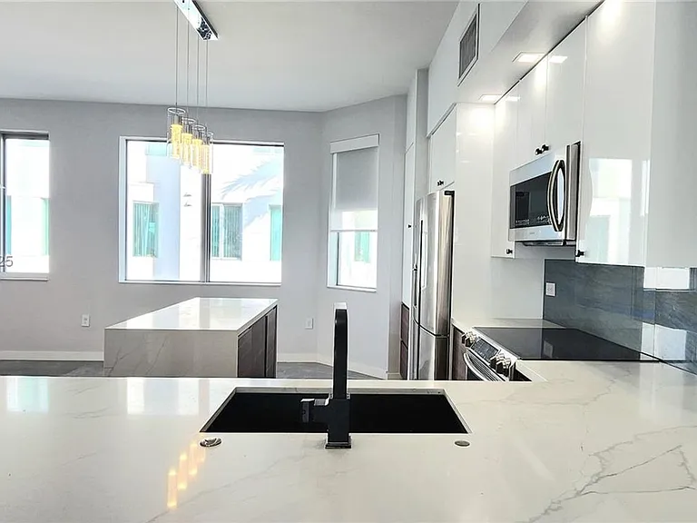 2146 Van Buren St #403 — Photo 3