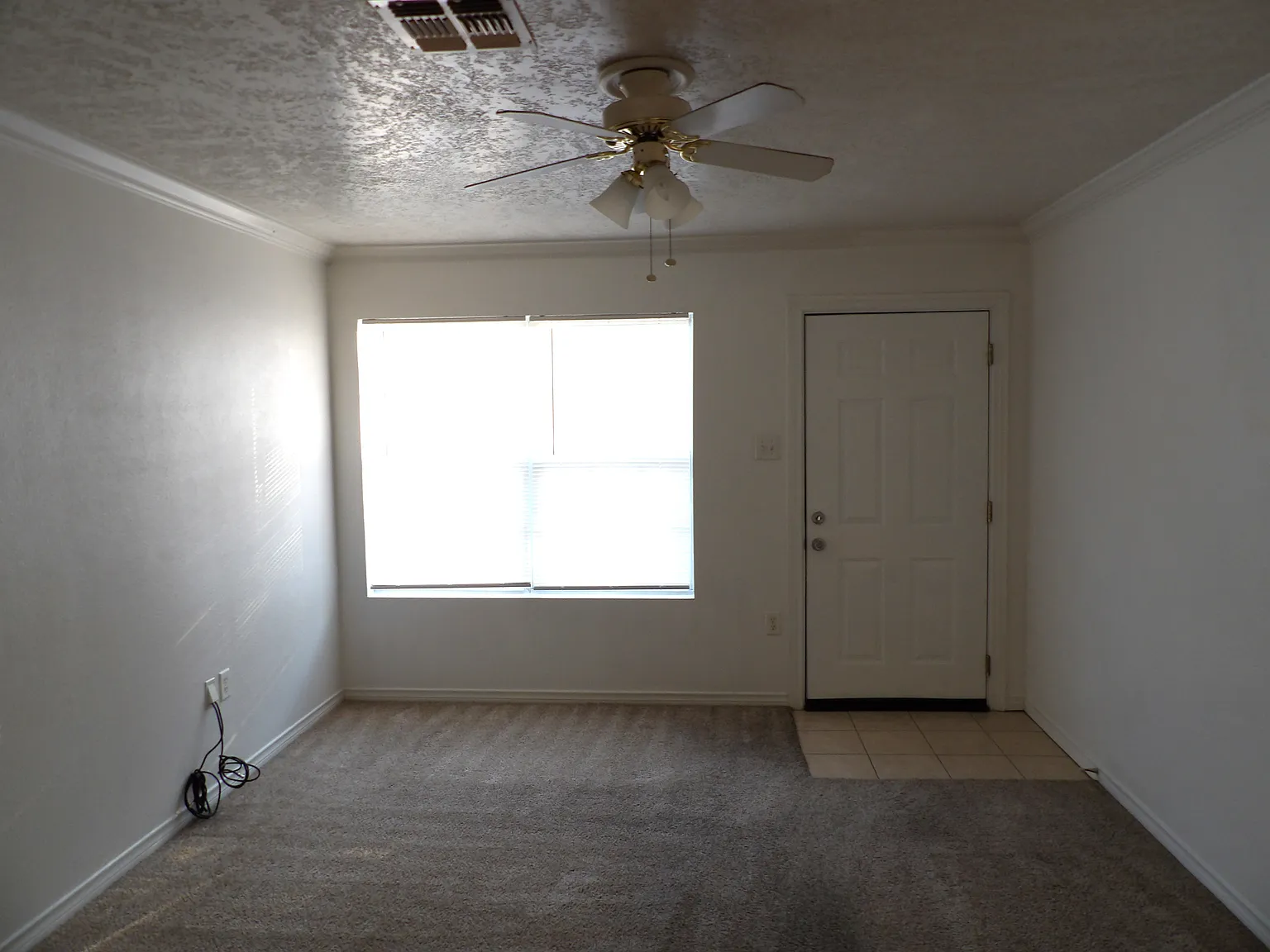 3 bed, 900 sqft, $695 — Photo 2