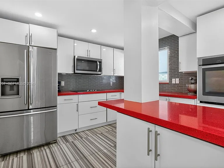 268 SE 8th Ave — Photo 10
