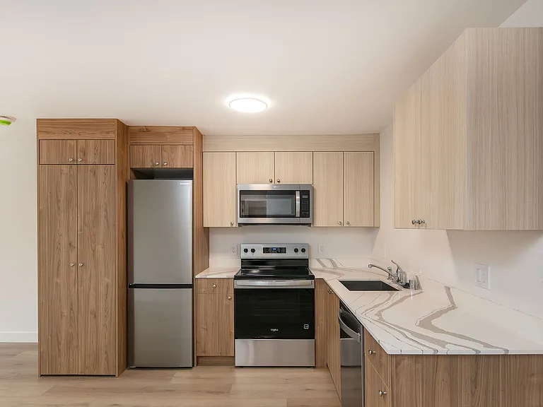 Royal Anne Apartments — Photo 4