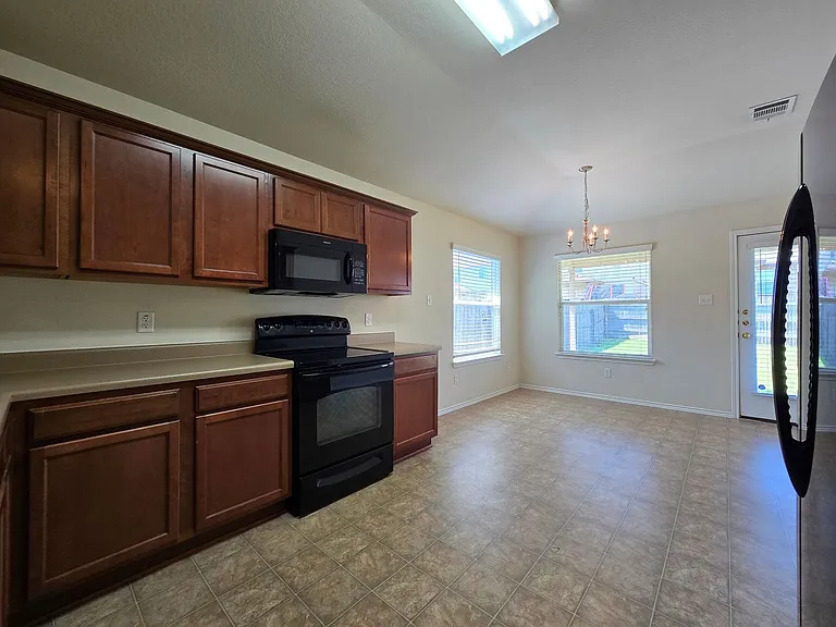 4604 Black Forest Ln — Photo 8