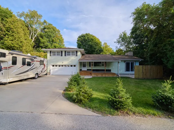 8359 2nd Ave, Onekama, MI 49675