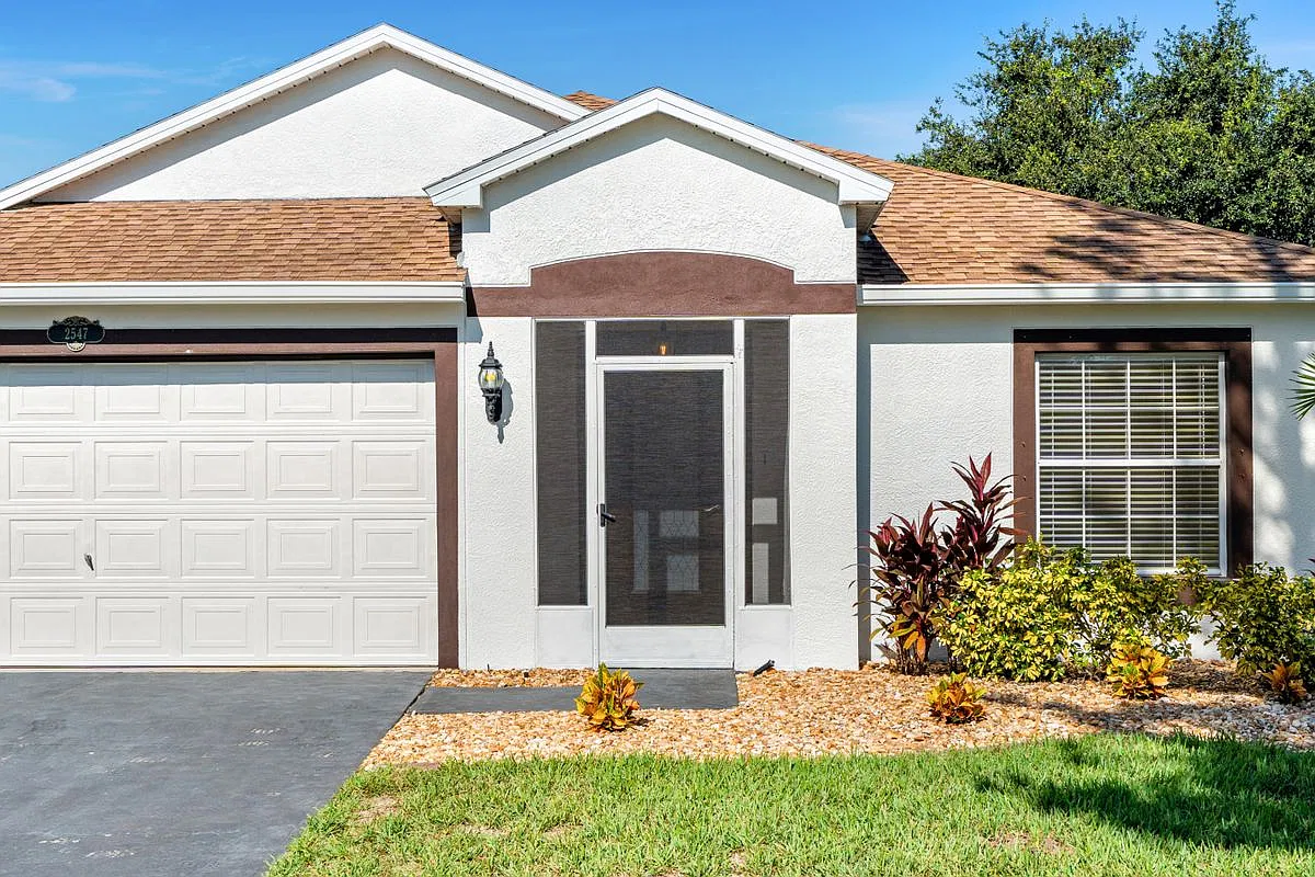 4 bed, 2.0 bath, 1902 sqft, $2,800 — Photo 1