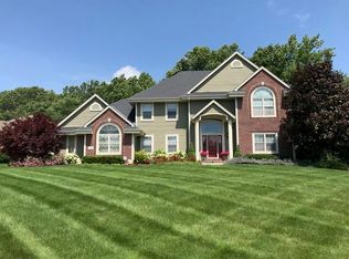 W125N6575 Parkway Dr, MENOMONEE FALLS, WI 53051