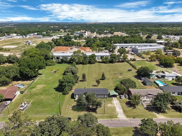 212 Ponderosa Ln, Burleson, TX 76028