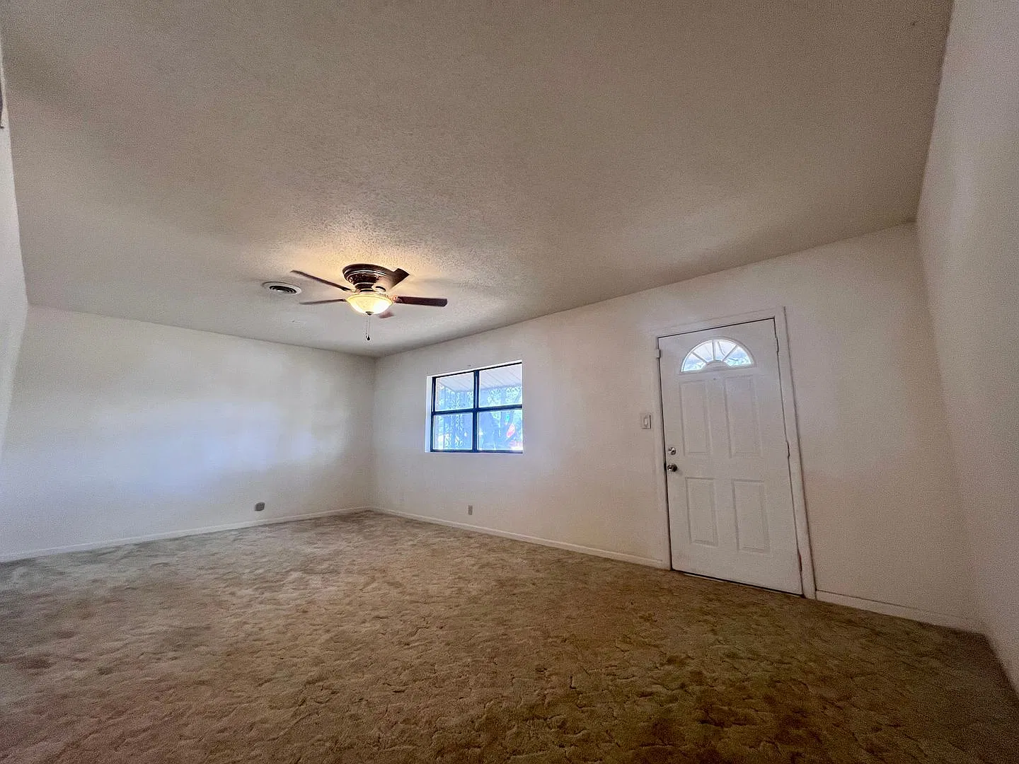 Large 3 Bedroom in Slaton — Photo 4