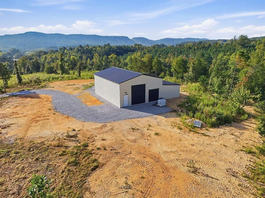 Mountain-View Acreage with a Versatile Garage and Unrestricted Land in Decatur, Tennessee — 0,000