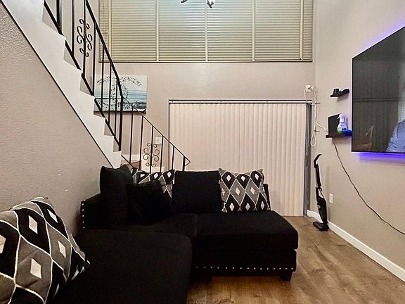 4th image of 1305 W 46th St APT 229