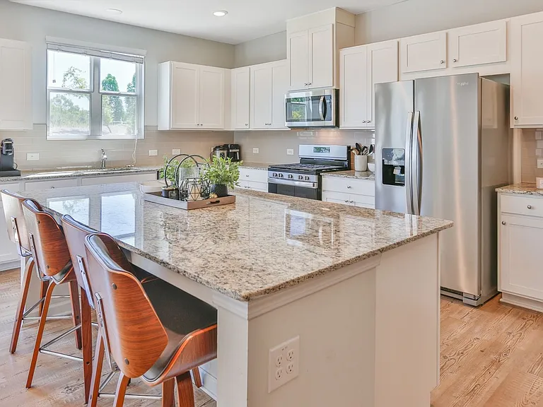 1020 Point Place Dr — Photo 6