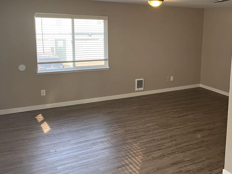 Sunset East Apartments — Photo 17