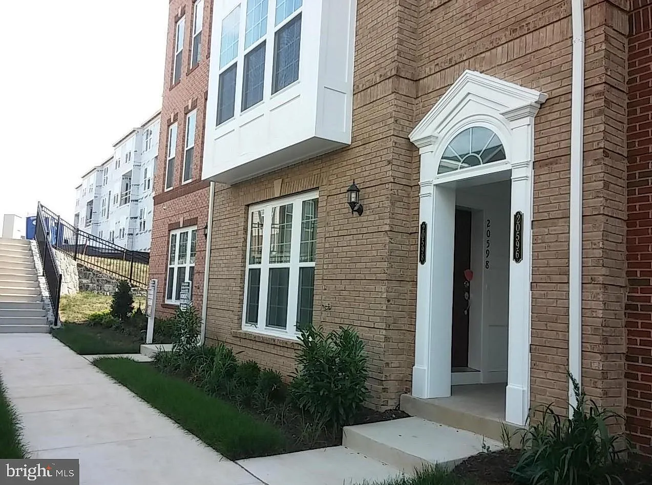 Townes At Goose Creek Village — Photo 2