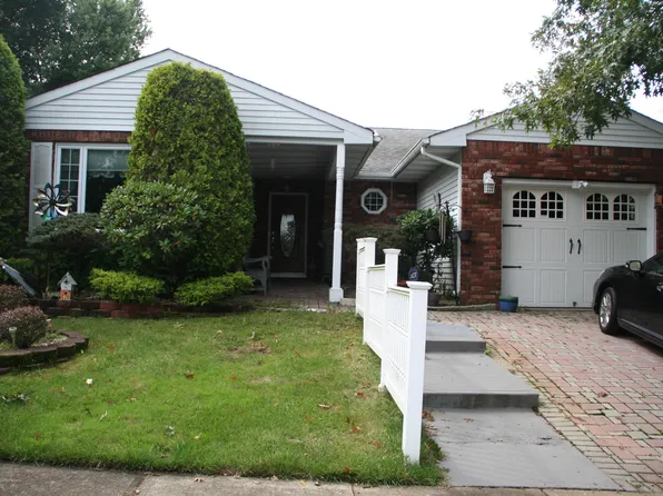 3 Lakeview Dr, Marlboro, NJ 07746