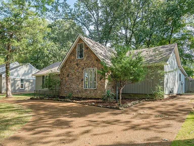 2278 Howard Rd — Photo 2