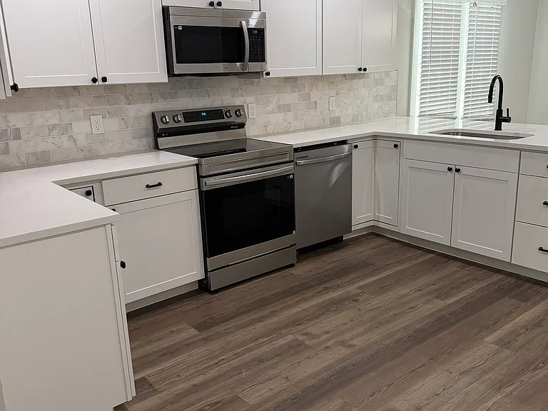 906 W Victory Dr — Photo 3