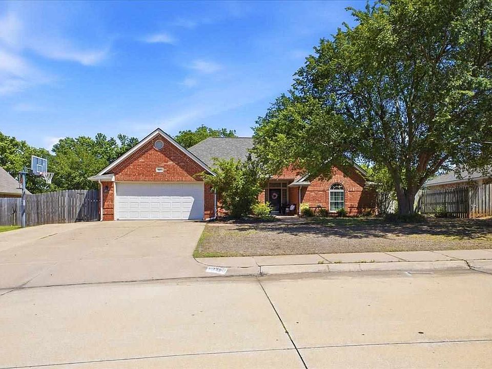 1st image of 923 Stoneridge Dr