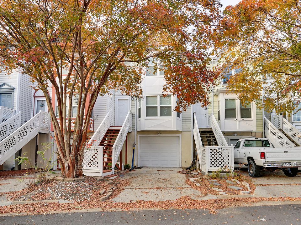 445 Eureka Loop...Come on in...